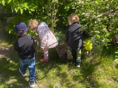 Børn leger i naturen